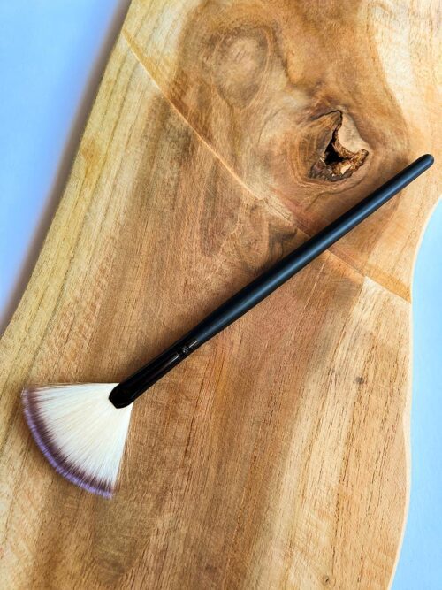 Pędzelek w kształcie miotełki – lekki i delikatny, idealny do omiatania brokatu i pyłków z powierzchni skóry