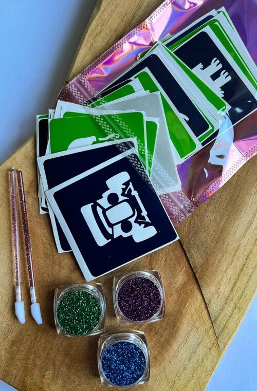 Zestaw Szablonów Kolor Mix Chłopaki do tatuaży brokatowych. Znajdziesz tu różnorodne wzory dopasowane do chłopięcych upodobań.