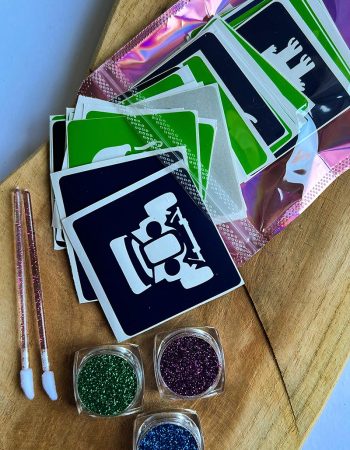 Zestaw Szablonów Kolor Mix Chłopaki do tatuaży brokatowych. Znajdziesz tu różnorodne wzory dopasowane do chłopięcych upodobań.